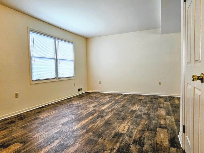 Building Photo - 11 Oriole Dr