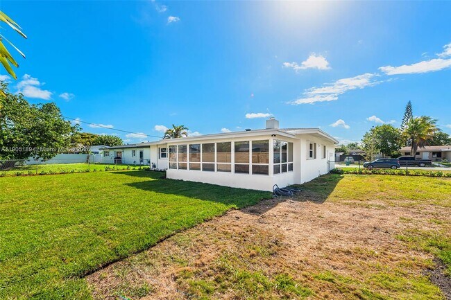 Building Photo - 9411 Jamaica Dr