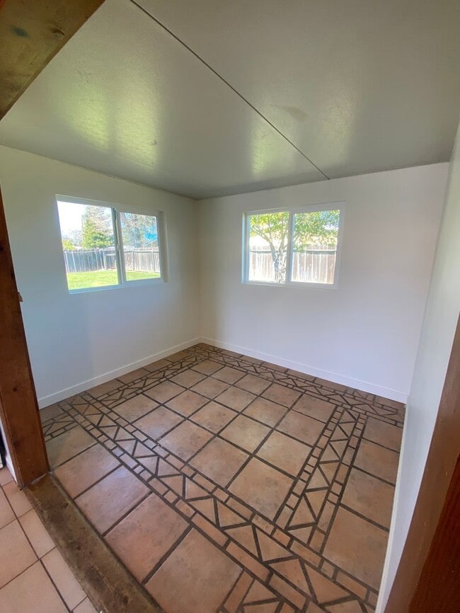 Building Photo - 3 Bed/1 Bath with Large fenced yard in central Paso Robles near Highschool!
