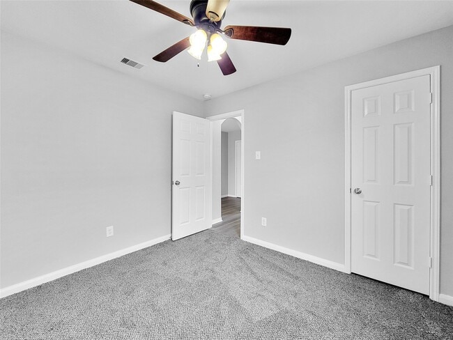 Building Photo - 930 Paradise Rd