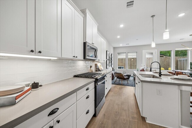 Building Photo - 5205 Amber Sunrise Dr