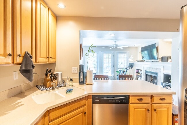 Building Photo - 1463 Glenside Green - River Run Townhome!