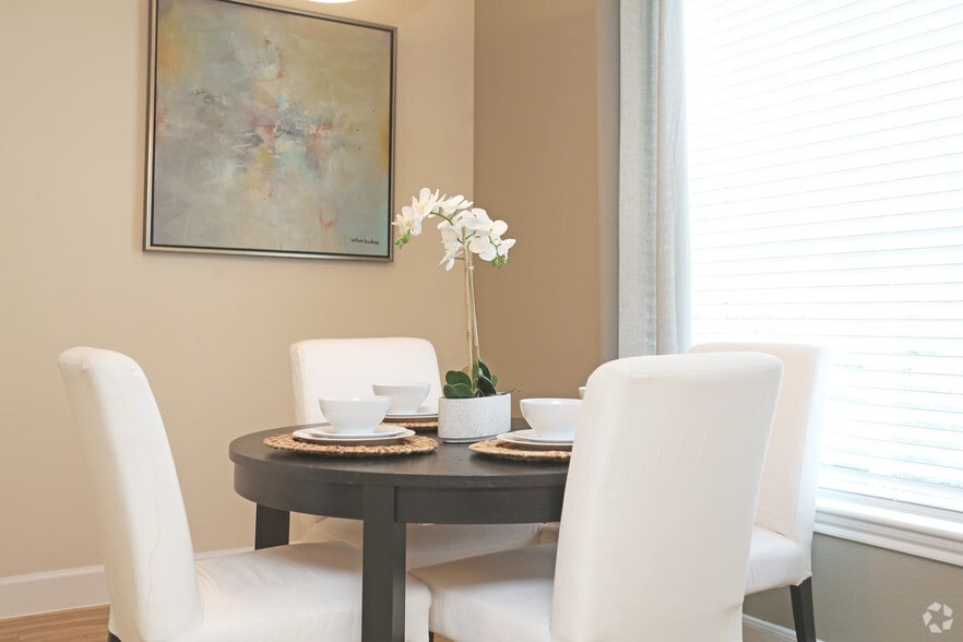 2 Br, Dining Room - Greenwood Forest