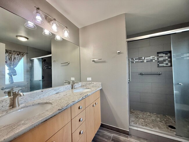 Building Photo - 3 Bedrooms / 2.5 Bathrooms Townhome at Ili...