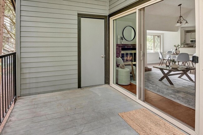 Building Photo - Updated 2 bed Downtown Redmond Condo w/Pool and EV Charging