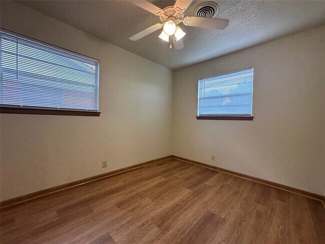 Building Photo - 2023 Delaware Ln