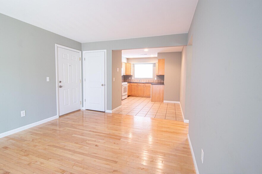 Building Photo - 835 Grand Ave NE