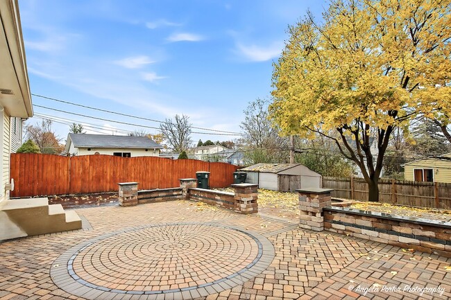 Building Photo - 1219 Brentwood Dr