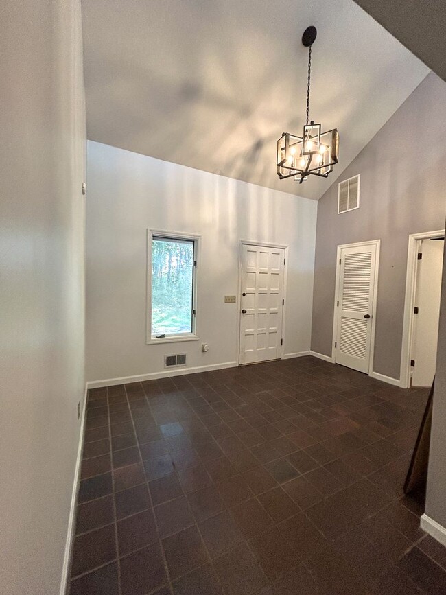 Building Photo - Spacious Contemporary Home in a Private Wo...