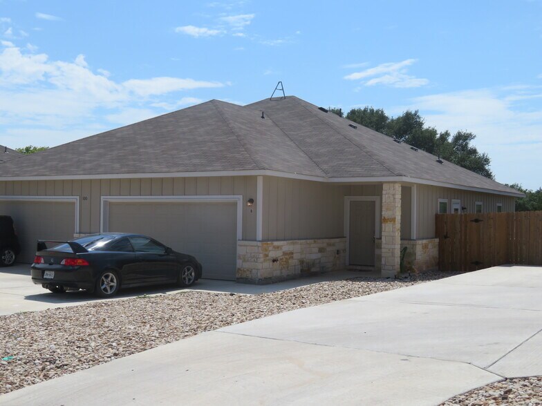 Building Photo - 338 TX-332 Loop