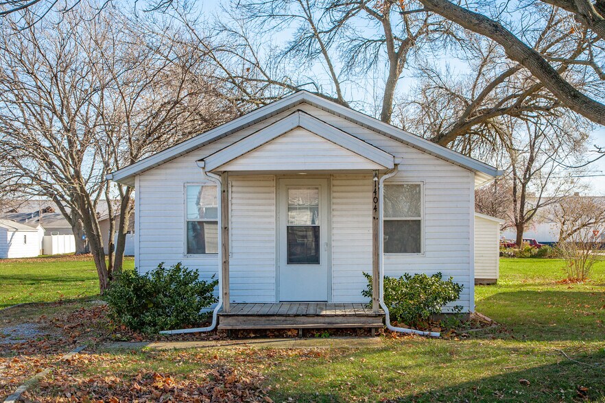 Cozy one bedroom house - 1404 N Kankakee St