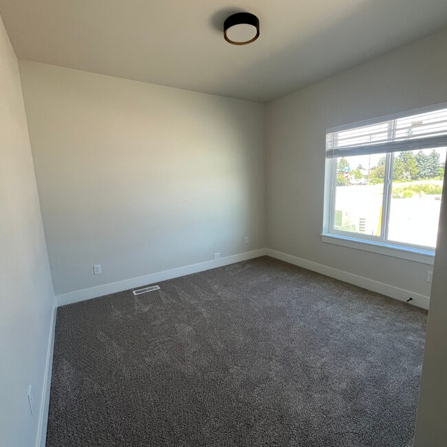 Building Photo - 475 River Bend Ln