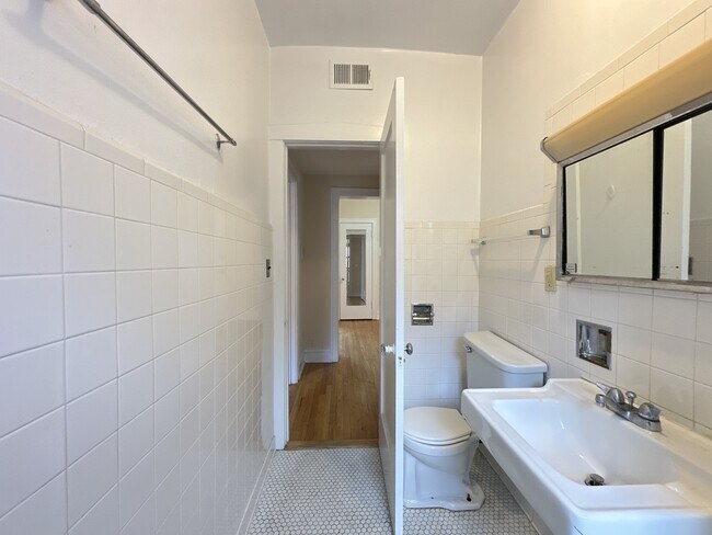 Building Photo - 1312 Oak Ave