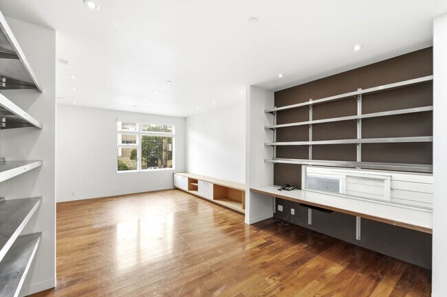 Building Photo - 1076 S Van Ness Ave