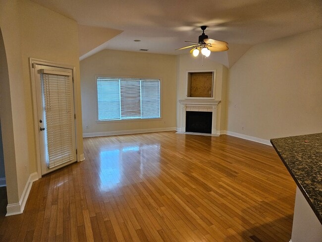 Building Photo - Beautiful 3 Bedroom 2 bath Home in Hampste...