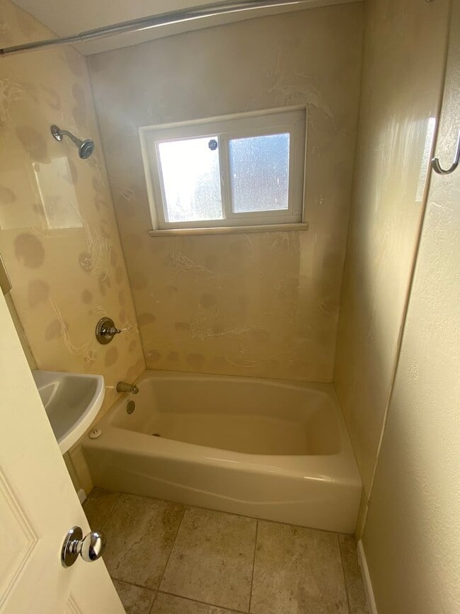 Building Photo - kl303r