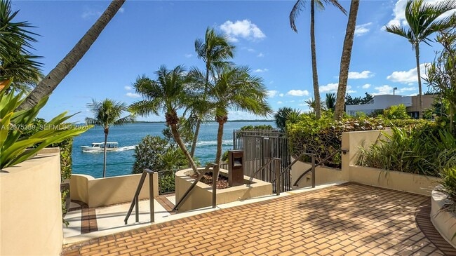 Building Photo - 520 Brickell Key Dr