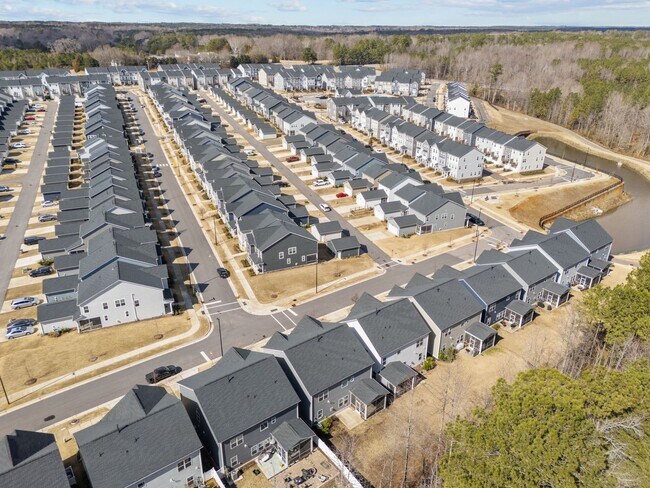 Building Photo - Modern 5-Bed, 4-Bath Family Home with Garage & Pool Access – Devon Square