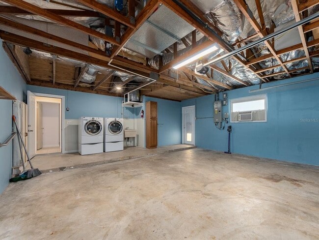 Building Photo - 2395 6th Ave SW