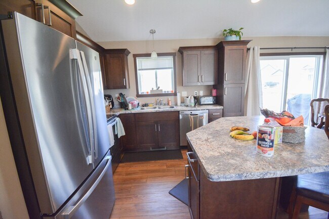 Building Photo - Beautiful and Spacious 4 Bedroom 3 Bath Available For Rent!