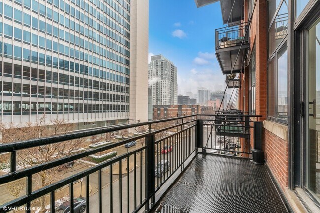 Building Photo - 525 W Superior St