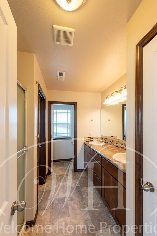 Building Photo - Newer Large Home in Great Neighborhood wit...
