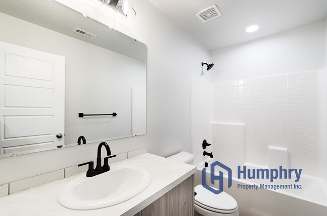 Building Photo - 4 bedroom, 2 bathroom, 2 car garage.