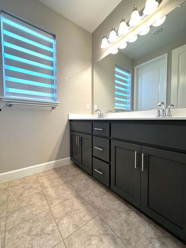 Building Photo - Beautiful Newer 5 Bedroom, 4 Bath in the h...
