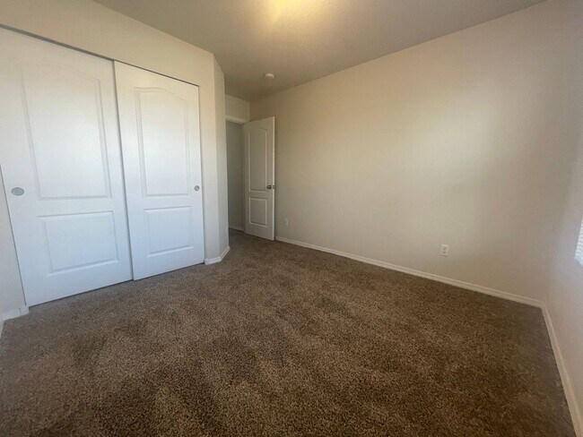 Building Photo - 4 bed 2 bath home in Huning Ranch.