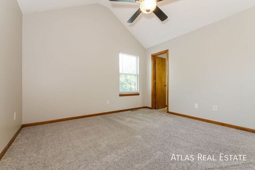 Building Photo - 1610 Cove Dr
