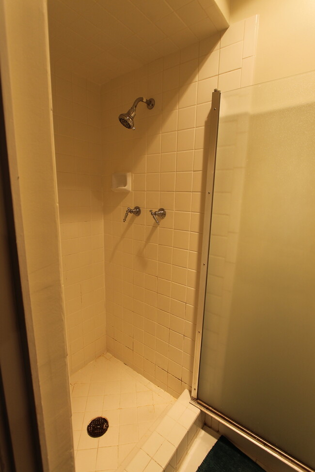 Building Photo - Epic REA: Top Floor 2 BR/2 BA Condo, Pano ...