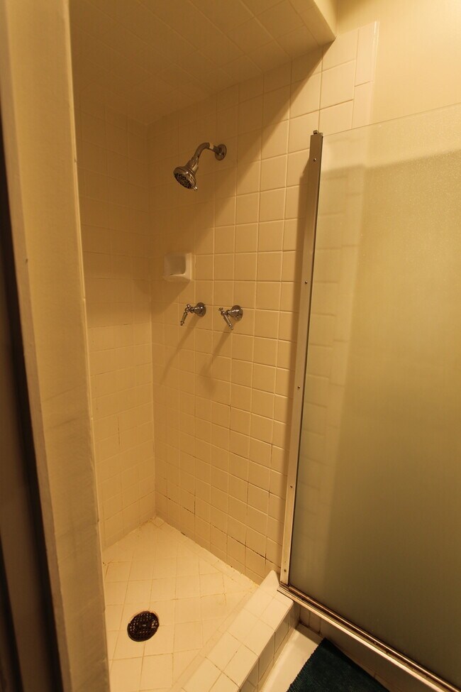 Building Photo - Epic REA: Top Floor 2 BR/2 BA Condo, Pano Views, Balcony, 3-4 Pkg, Storage