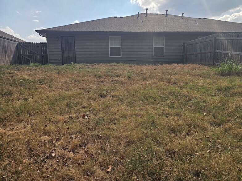 Building Photo - 4361 W La Siesta St