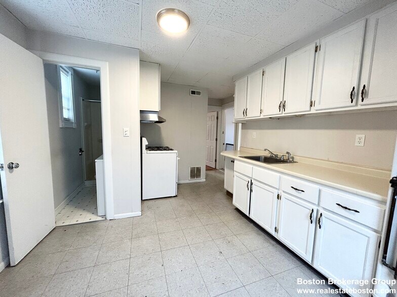 Building Photo - 103 Buttonwood St