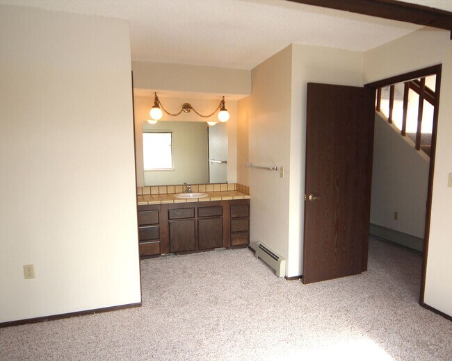 Building Photo - 830 Oriole Way