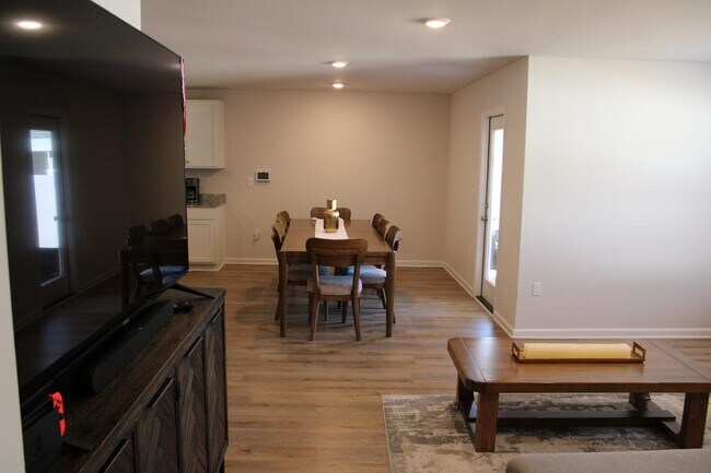 Building Photo - 1964 Catbird Trl