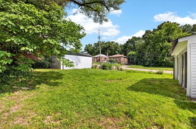 Building Photo - 222 Henquin Dr