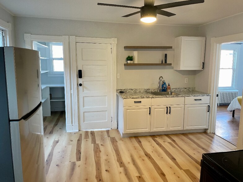 Building Photo - 451 New Park Ave