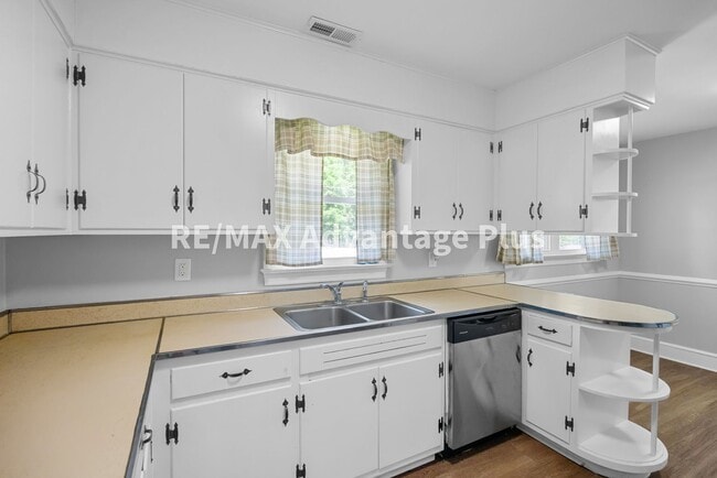 Building Photo - 1508 Noblin Dr