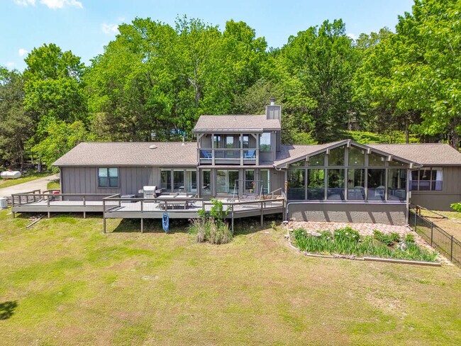 Building Photo - 13014 Schoolhouse Dr