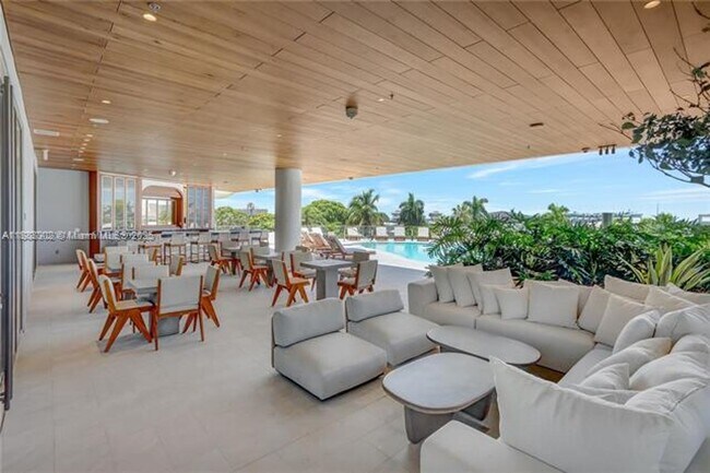 Building Photo - 2655 S Bayshore Dr