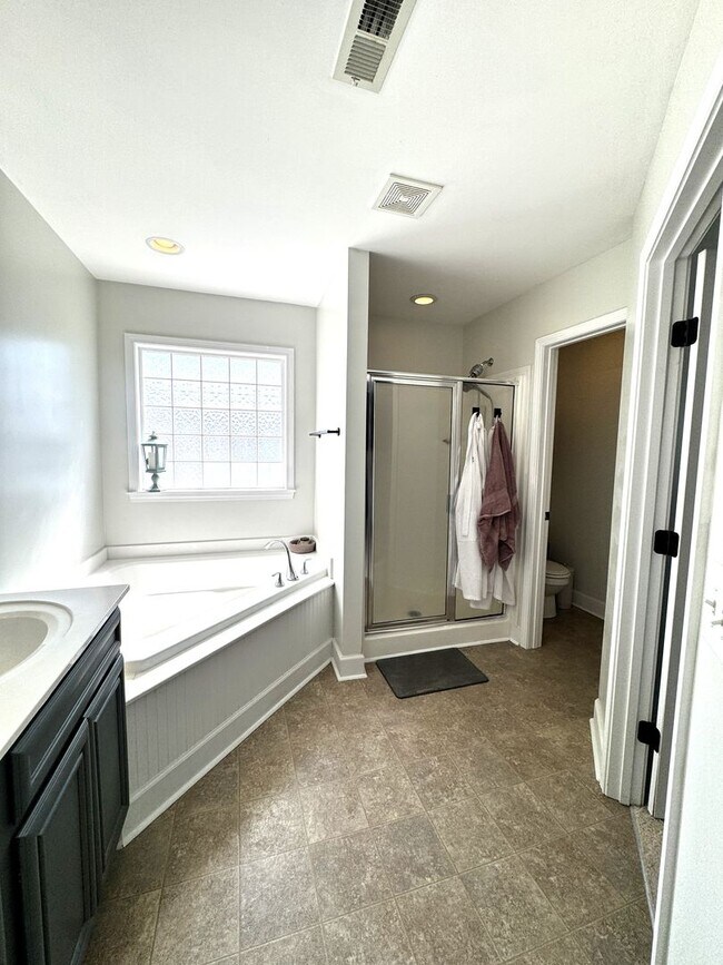 Building Photo - Minutes to the Beach! Conveniently located between Jacksonville & Wilmington