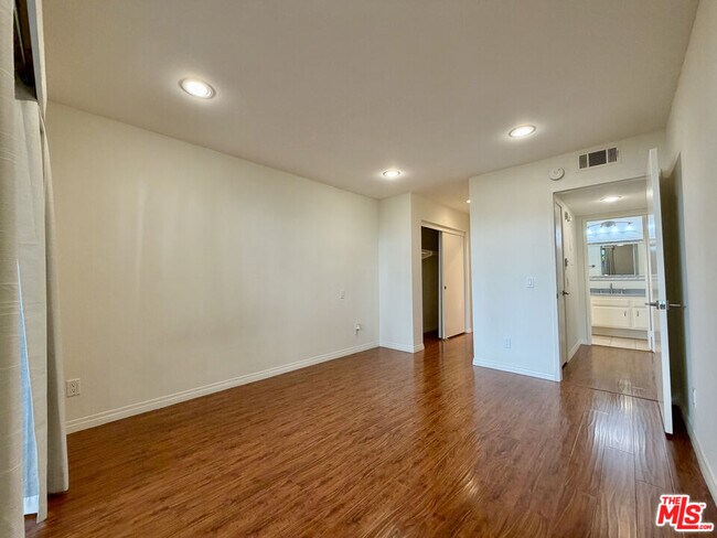 Building Photo - 1348 E Hillcrest Dr