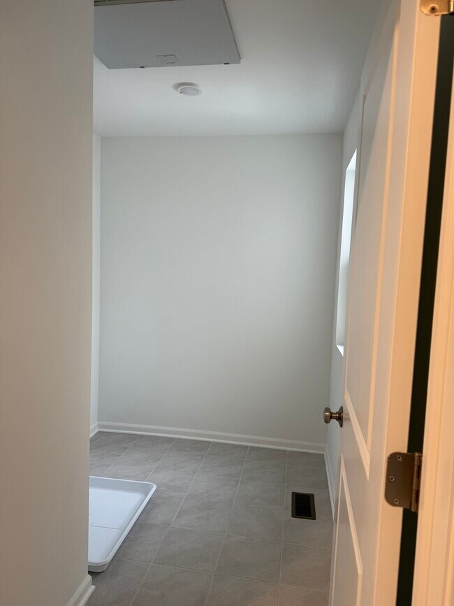 Building Photo - 302 Kingsport Dr