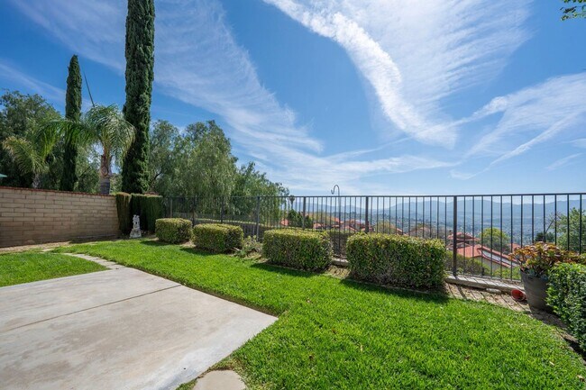 Building Photo - Sparkling Clean 3 Bedroom, 2 Bath Home with a View!