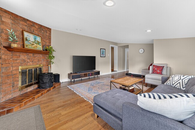 Building Photo - 4615 Larch Ave