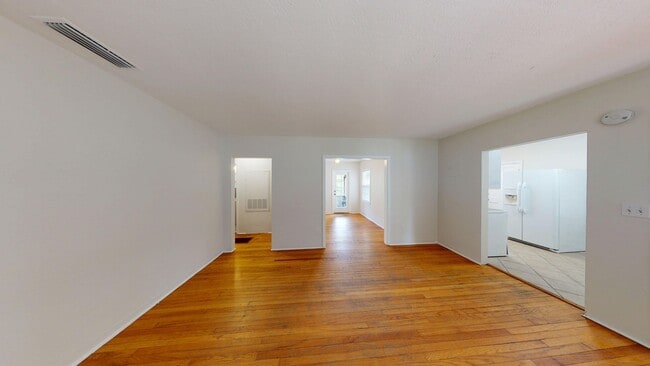 Building Photo - Charming 2 Bedroom/ 1 Bathroom Home with D...