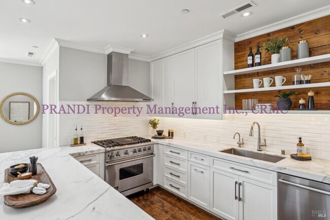 Building Photo - Luxury Townhome on Exclusive De Silva Island!