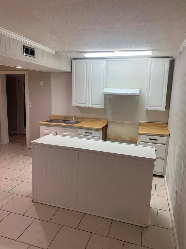 Building Photo - 903 W Walnut St