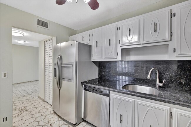 Building Photo - 4050 NW 42nd Ave